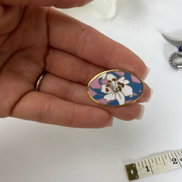 Lily brooch pin - Picture 1 of 7